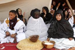 Image du Maroc Professionnelle de  La mariée est assise près de son mari sous une tente durant la célébration de son mariage au grand moussem de Tan Tan, Samedi 24 Mars 2012. (MPSimages/Abdeljalil Bounhar)


 